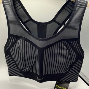 NWT. NIKE flyknit sports bra. High support.